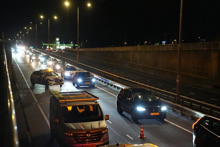 Twee auto’s botsen op IJsselallee, lange file door afsluiting