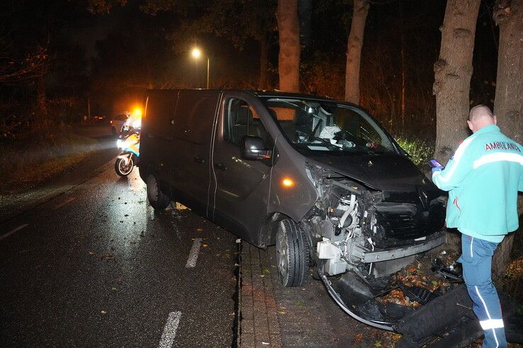 Bestelbus raakt van de weg op Kuyerhuislaan en botst tegen meerdere bomen