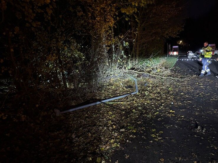 Auto belandt op zijkant na botsing tegen boom op Vijzelpad in Hattem