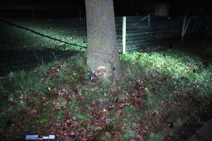 Eenzijdig ongeval op Maatgravenweg: auto raakt twee bomen, één gewonde