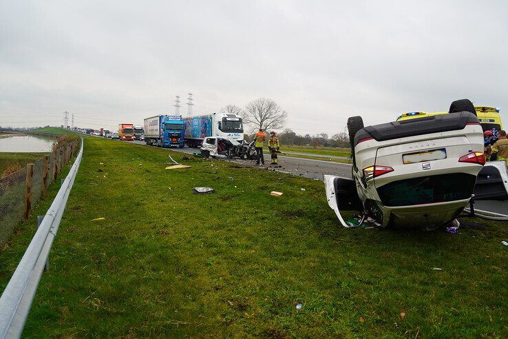 Frontale aanrijding op N340 bij Zwolle: meerdere gewonden, weg afgesloten