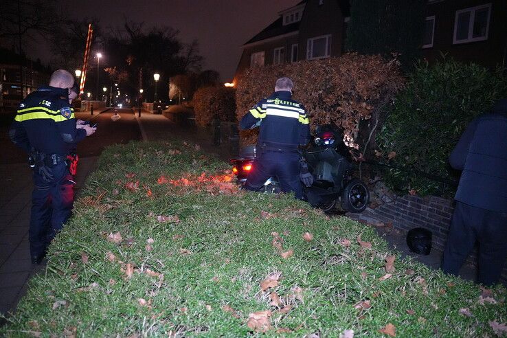 Bestuurder driewielige trike rijdt heg en muurtje omver