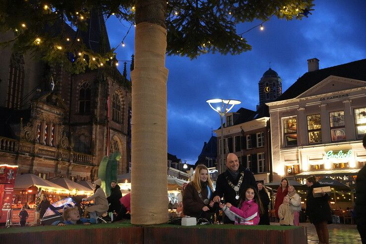 In Beeld: Kerstverlichting op de Grote Markt aangestoken