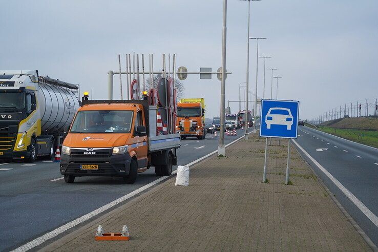Vrachtwagen verliest slachtafval op N50 tussen Kampen en Zwolle