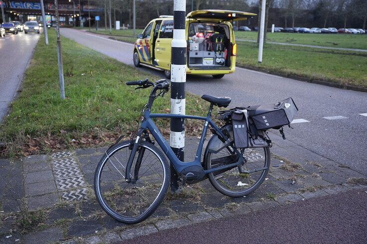Fietser gewond bij aanrijding op kruising Middelweg -Zwartewaterallee