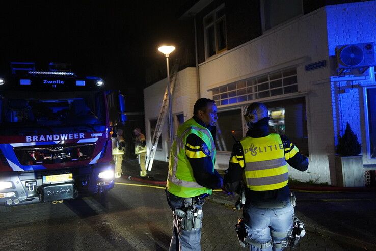 Brand slaat van overkapping over naar woning in Zwolle