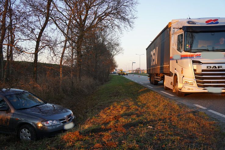 Auto in greppel na botsing tussen Hasselt en Zwolle