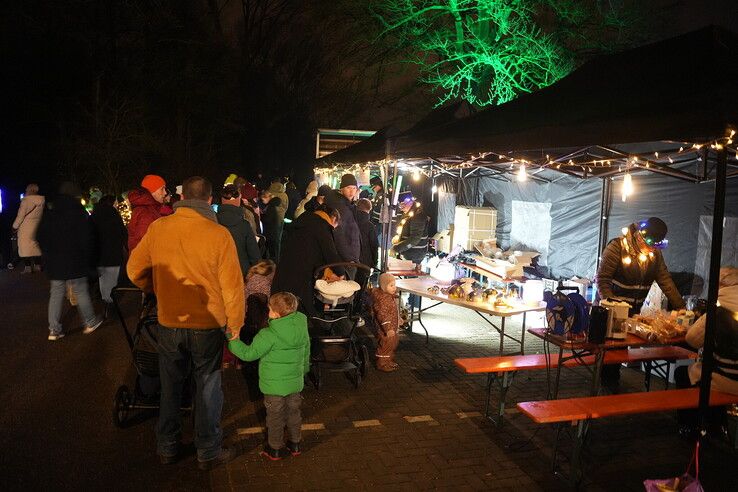 Duizenden lichtjes verlichten park het Engelse Werk tijdens lichtjeswandeling