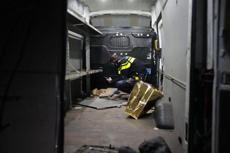 Man zwaargewond bij brand in bestelbus in Zwolle