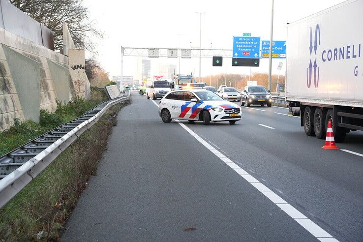 Auto botst op aanhanger op A28, één persoon nagekeken
