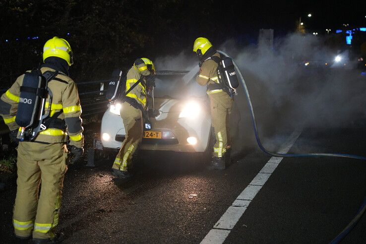 Autobrand op A50 bij Hattemerbroek; elektrische auto volledig verloren