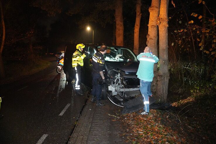 Bestelbus raakt van de weg op Kuyerhuislaan en botst tegen meerdere bomen