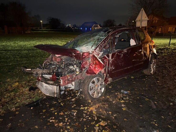 Auto belandt op zijkant na botsing tegen boom op Vijzelpad in Hattem