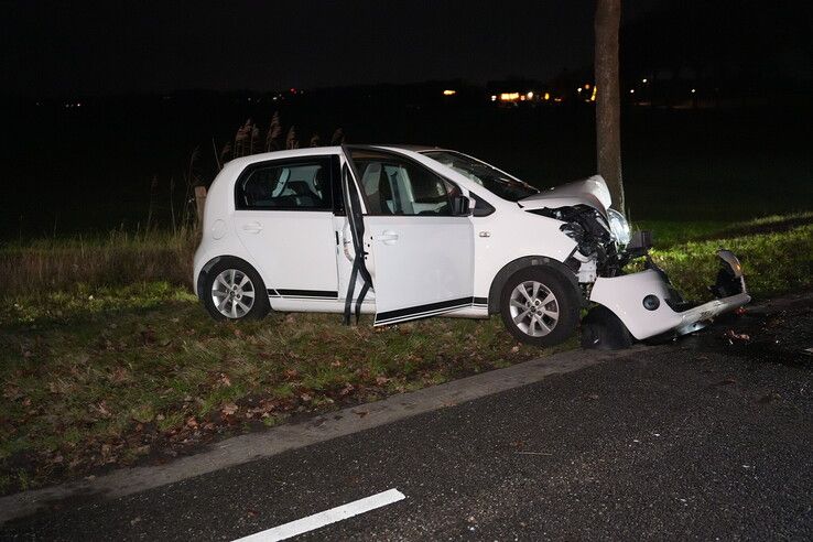 Eenzijdig ongeval op Maatgravenweg: auto raakt twee bomen, één gewonde