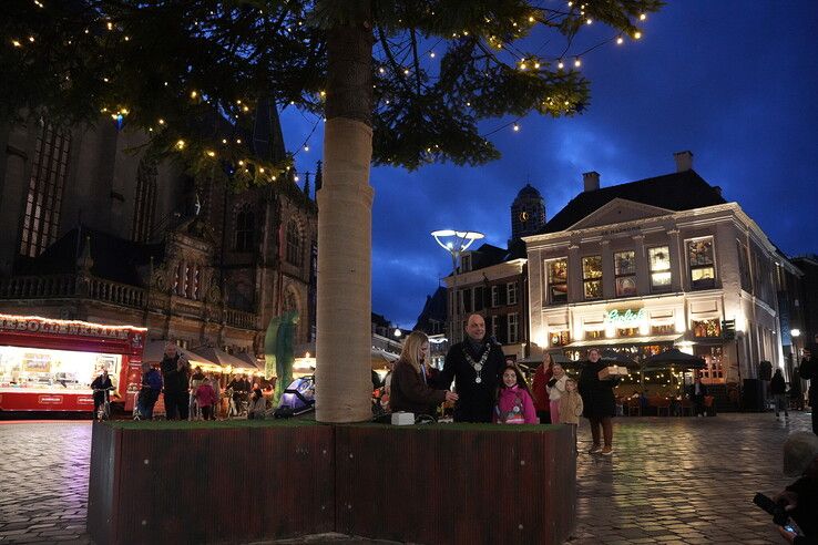 In Beeld: Kerstverlichting op de Grote Markt aangestoken
