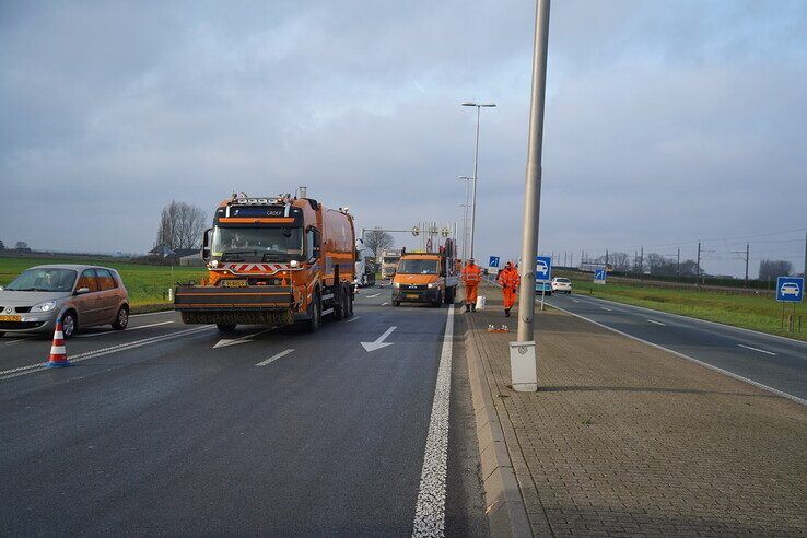 Vrachtwagen verliest slachtafval op N50 tussen Kampen en Zwolle