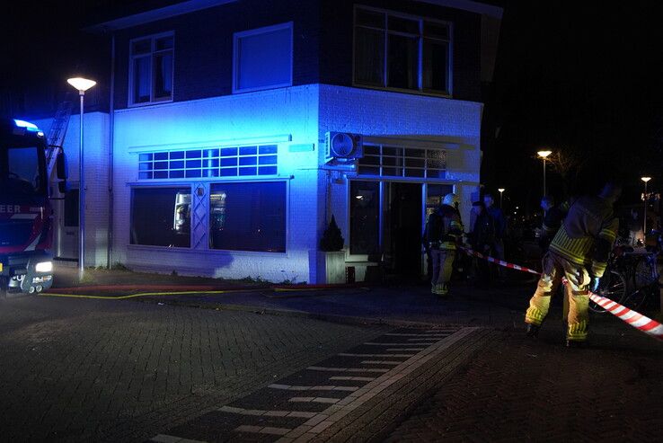 Brand slaat van overkapping over naar woning in Zwolle