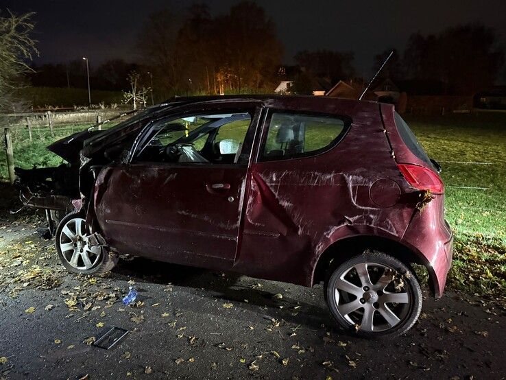 Auto belandt op zijkant na botsing tegen boom op Vijzelpad in Hattem