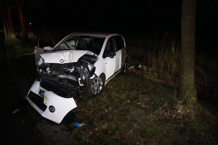 Eenzijdig ongeval op Maatgravenweg: auto raakt twee bomen, één gewonde