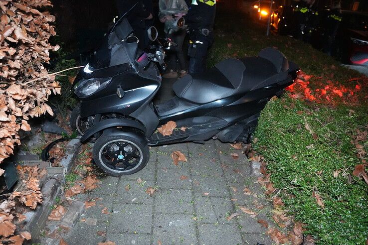 Bestuurder driewielige trike rijdt heg en muurtje omver