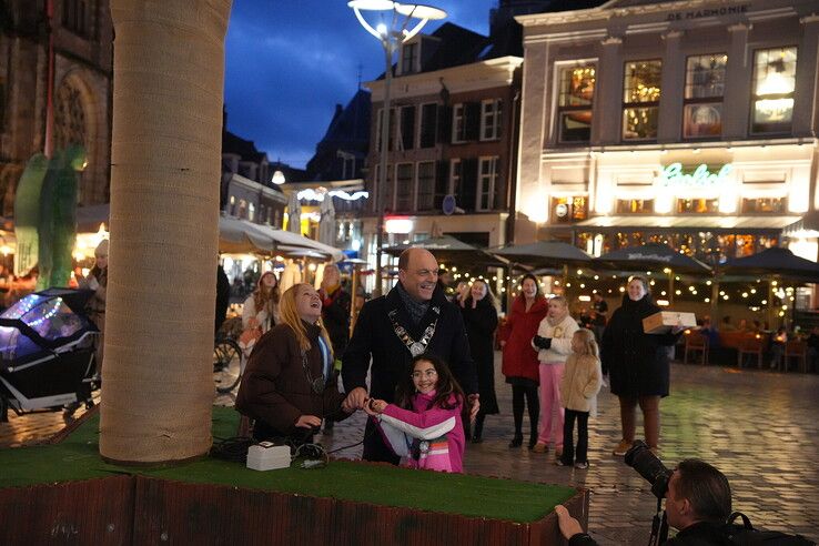 In Beeld: Kerstverlichting op de Grote Markt aangestoken