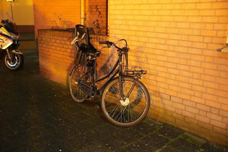 Auto rijdt fietser aan en gaat ervandoor in Vechtstraat
