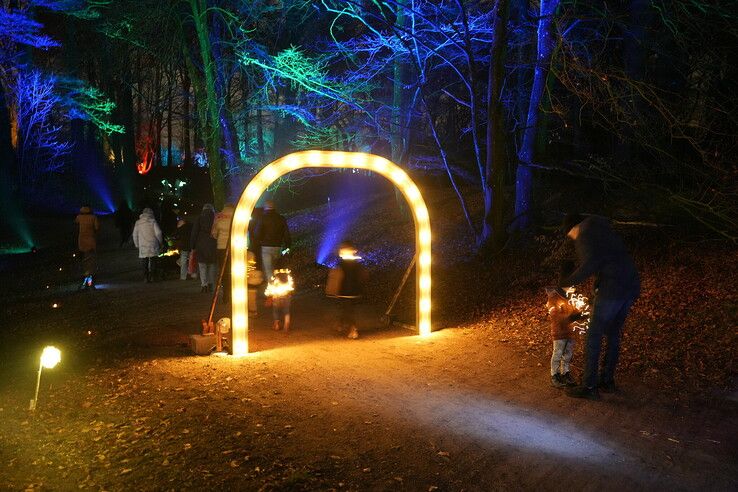 Duizenden lichtjes verlichten park het Engelse Werk tijdens lichtjeswandeling
