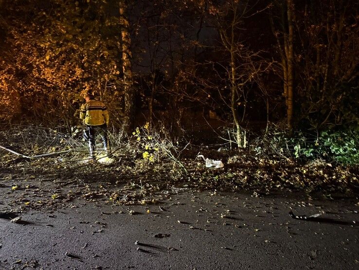 Auto belandt op zijkant na botsing tegen boom op Vijzelpad in Hattem