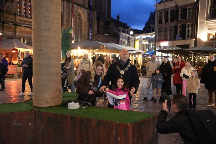 In Beeld: Kerstverlichting op de Grote Markt aangestoken