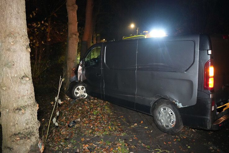 Bestelbus raakt van de weg op Kuyerhuislaan en botst tegen meerdere bomen