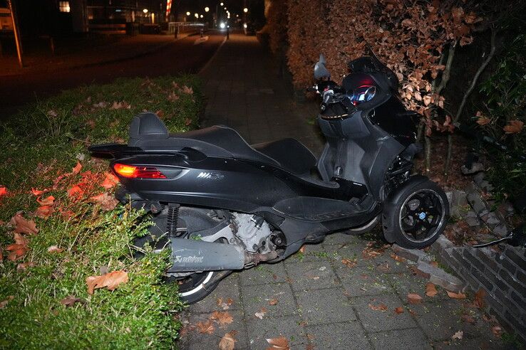 Bestuurder driewielige trike rijdt heg en muurtje omver