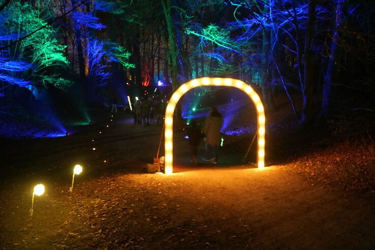 Duizenden lichtjes verlichten park het Engelse Werk tijdens lichtjeswandeling