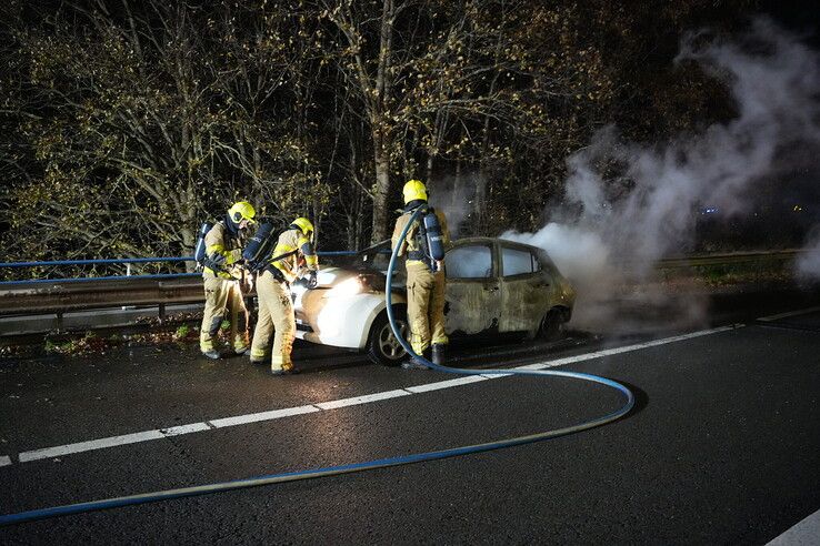 Autobrand op A50 bij Hattemerbroek; elektrische auto volledig verloren