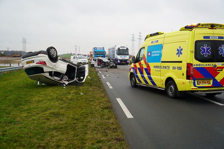 Frontale aanrijding op N340 bij Zwolle: meerdere gewonden, weg afgesloten