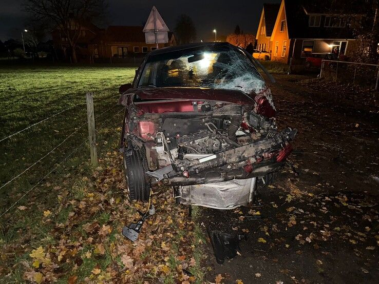 Auto belandt op zijkant na botsing tegen boom op Vijzelpad in Hattem