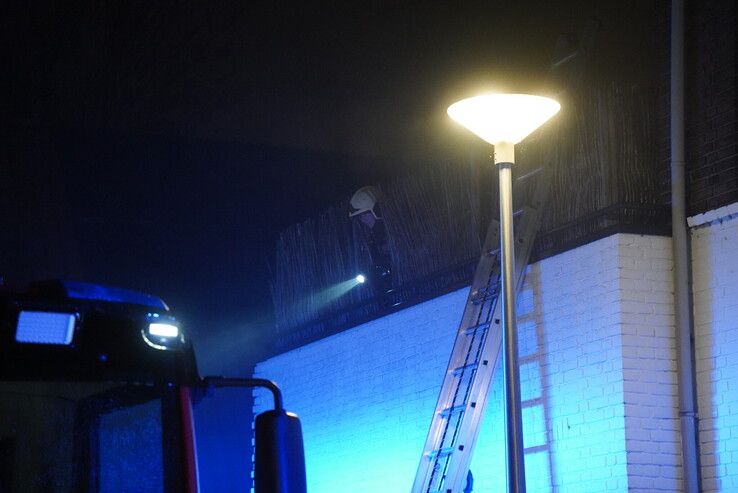 Brand slaat van overkapping over naar woning in Zwolle