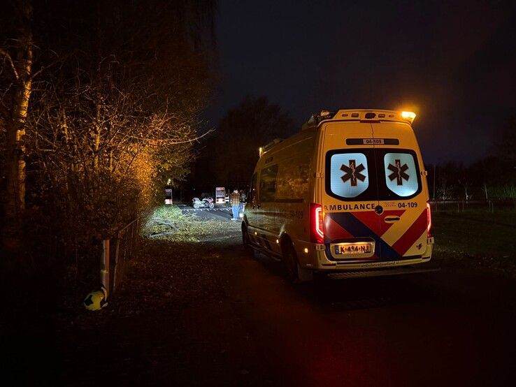 Auto belandt op zijkant na botsing tegen boom op Vijzelpad in Hattem