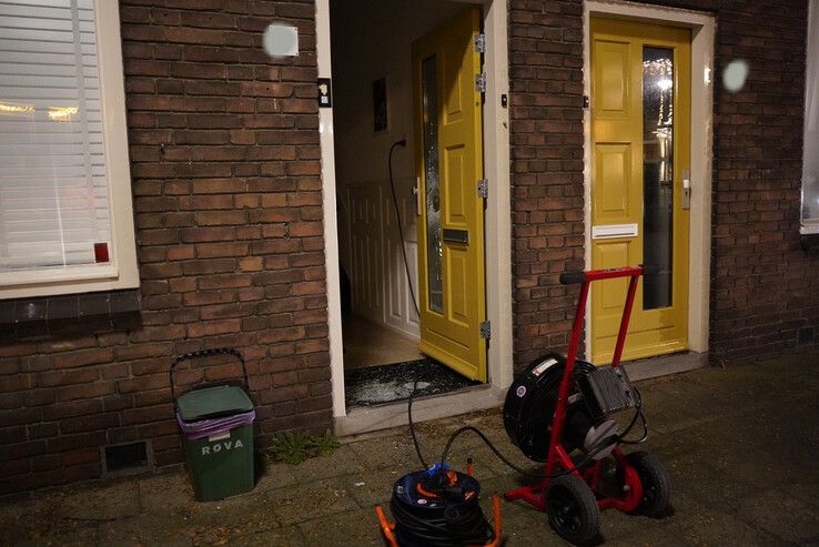 Brand slaat van overkapping over naar woning in Zwolle