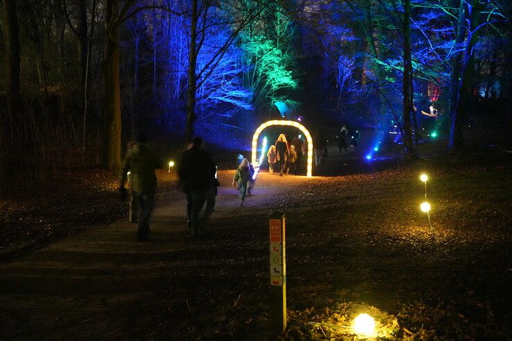 Duizenden lichtjes verlichten park het Engelse Werk tijdens lichtjeswandeling