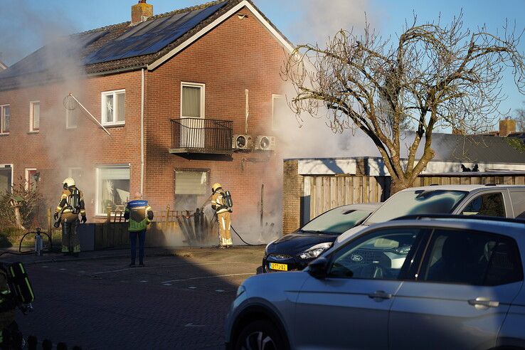 Boot en auto in brand onder overkapping in Wilsum