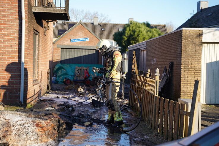 Boot en auto in brand onder overkapping in Wilsum