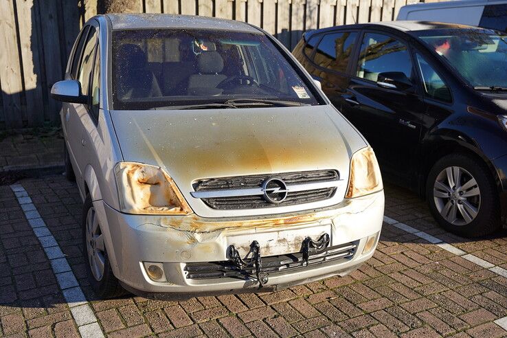 Boot en auto in brand onder overkapping in Wilsum