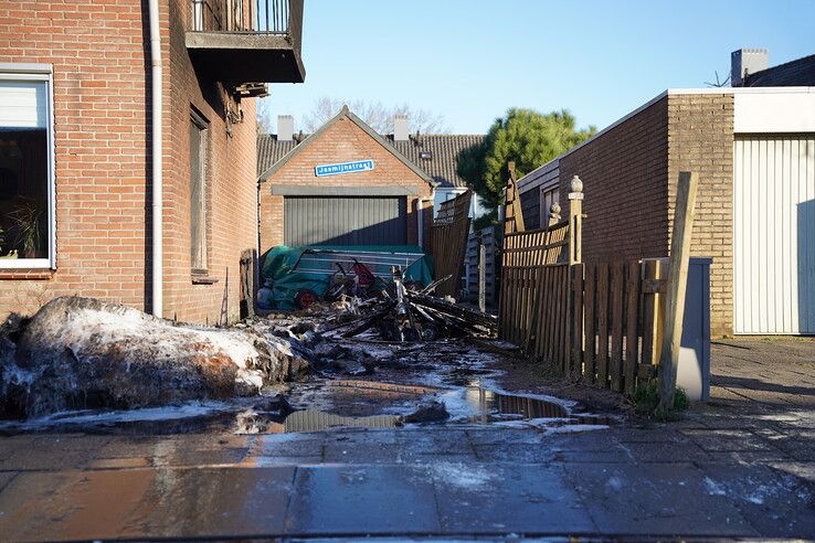 Boot en auto in brand onder overkapping in Wilsum