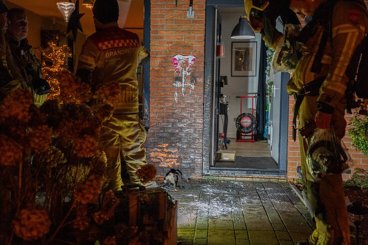 Tuinkussenbak in brand door vuurwerk bij woning in Ijsselmuiden