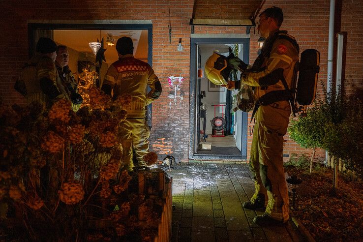 Tuinkussenbak in brand door vuurwerk bij woning in Ijsselmuiden
