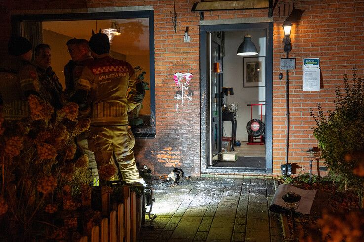 Tuinkussenbak in brand door vuurwerk bij woning in Ijsselmuiden