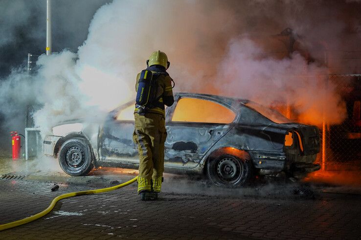Geparkeerde auto volledig uitgebrand in IJsselmuiden