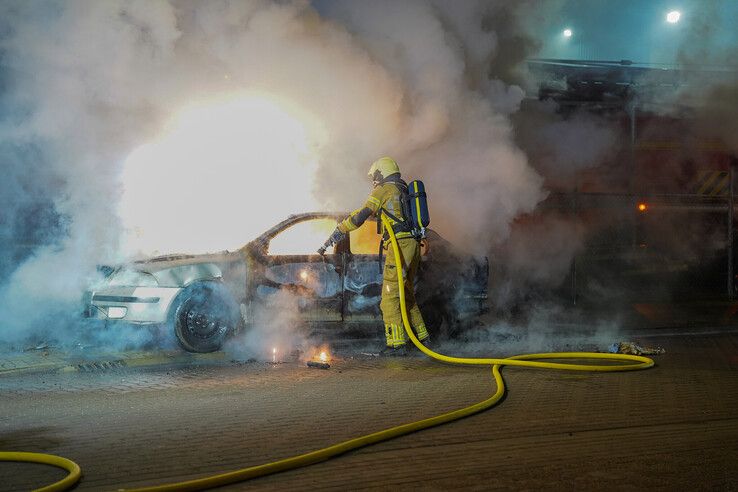 Geparkeerde auto volledig uitgebrand in IJsselmuiden