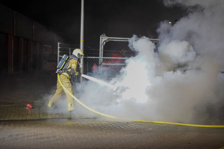 Geparkeerde auto volledig uitgebrand in IJsselmuiden