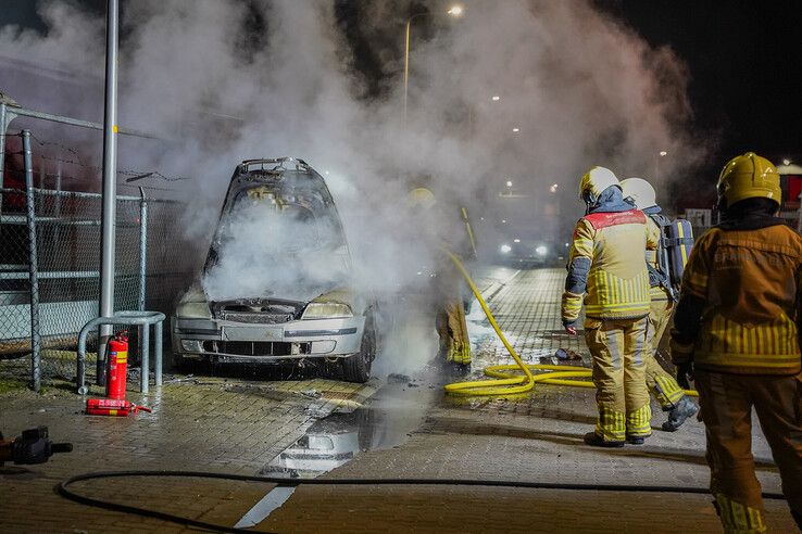 Geparkeerde auto volledig uitgebrand in IJsselmuiden